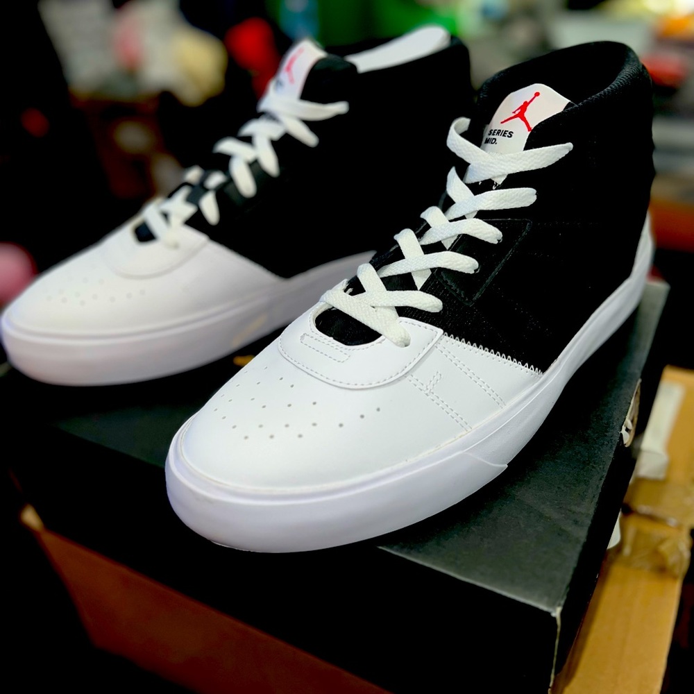 Nike Air Jordan Series Mid Black White Sz 11.5